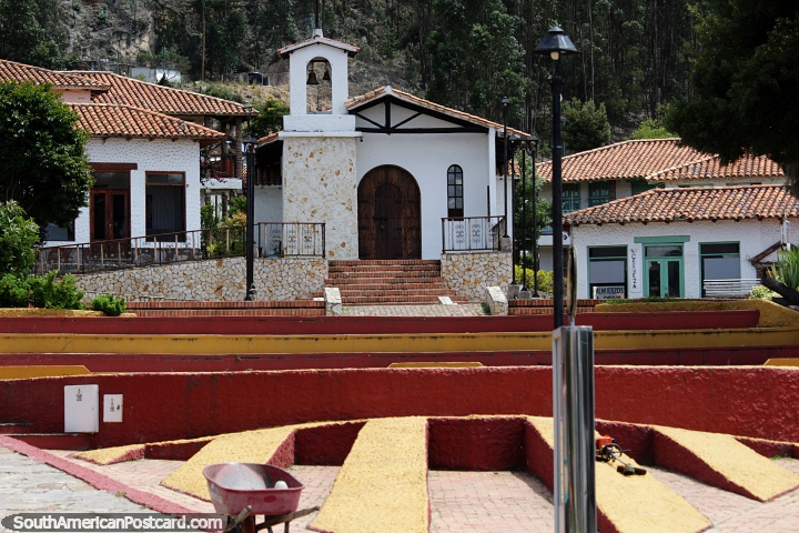 Iglesia y plaza con fondo de bosque, el pueblo especial llamado Pueblito Boyacense en Duitama. (720x480px). Colombia, Sudamerica.
