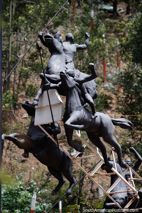 Cascata de homens em cavalos carregando lanças, um grande monumento no Pueblito Boyacense em Duitama. (480x720px). Colômbia, América do Sul.