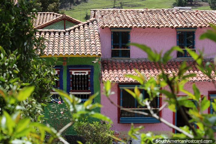 Hermosas casas, rosa y verde con techos de tejas rojas, Pueblito Boyacense, Duitama. (720x480px). Colombia, Sudamerica.