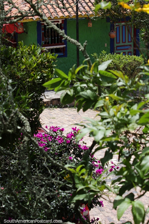 La comunidad Pueblito Boyacense en Duitama está rodeada de árboles, flores, jardines y naturaleza. (480x720px). Colombia, Sudamerica.