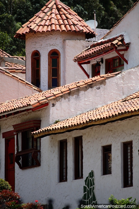 Casa branca com uma torre de vigia erguendo-se sobre telhados vermelhos em Pueblito Boyacense, Duitama. (480x720px). Colômbia, América do Sul.
