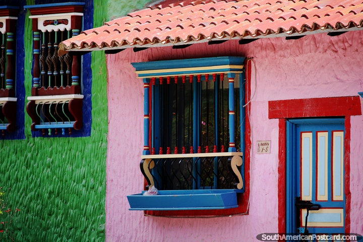 Janelas decoradas com caixilharia de madeira com desenhos coloridos na Pueblito Boyacense em Duitama. (720x480px). Colmbia, Amrica do Sul.