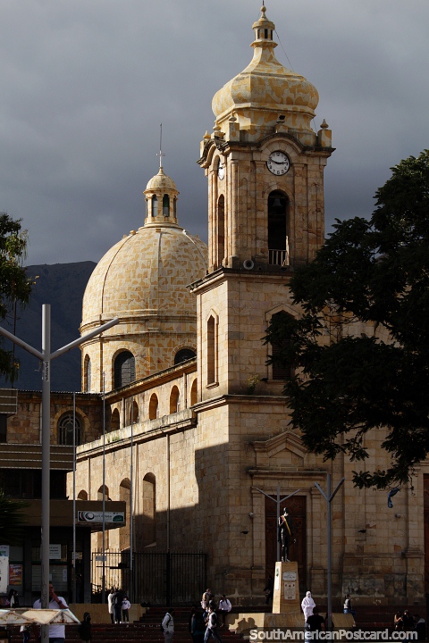 Catedral de San Lorenzo em Duitama, construída de 1873-1953, em estilo romano com barroco dórico e espanhol. (480x720px). Colômbia, América do Sul.