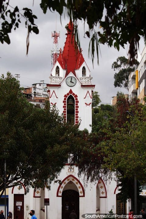 Igreja Nossa Senhora do Carmen em Duitama, estilo gótico construída em 1930, alto campanário branco e vermelho. (480x720px). Colômbia, América do Sul.