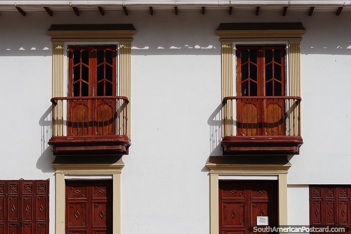 Edifício com um par de varandas e portas de madeira na Plaza de la Villa em Sogamoso. (720x480px). Colômbia, América do Sul.