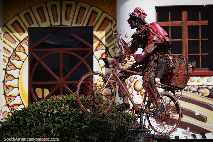 Homem em uma bicicleta criada a partir de sucata e porcas e parafusos, arte em exibição em Sogamoso. (720x480px). Colômbia, América do Sul.