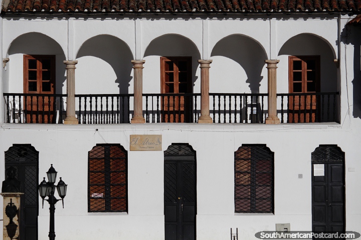 Edifcio branco com arcos no ltimo andar, arquitetura na Plaza Bolivar em Tunja. (720x480px). Colmbia, Amrica do Sul.
