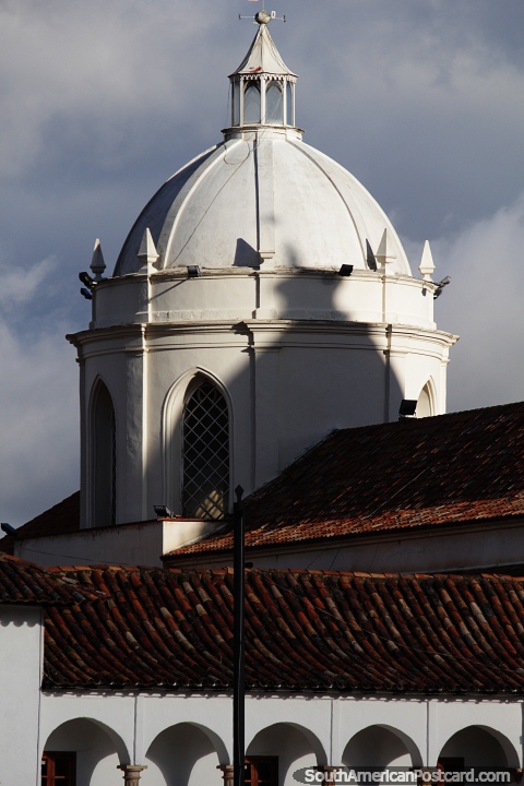 A enorme cúpula branca da catedral na Plaza Bolivar em Tunja. (480x720px). Colômbia, América do Sul.