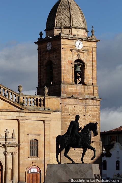 Claro que este é Simon Bolivar em seu cavalo em frente à catedral em Tunja. (480x720px). Colômbia, América do Sul.