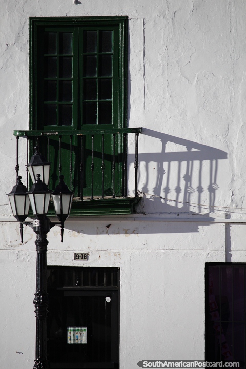 Sombra del balcón, puerta verde y farolas. arquitectura en Tunja. (480x720px). Colombia, Sudamerica.
