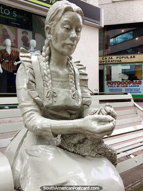 Tejedora de Macrame, escultura de uma mulher tecendo macramê em Duitama. (480x640px). Colômbia, América do Sul.