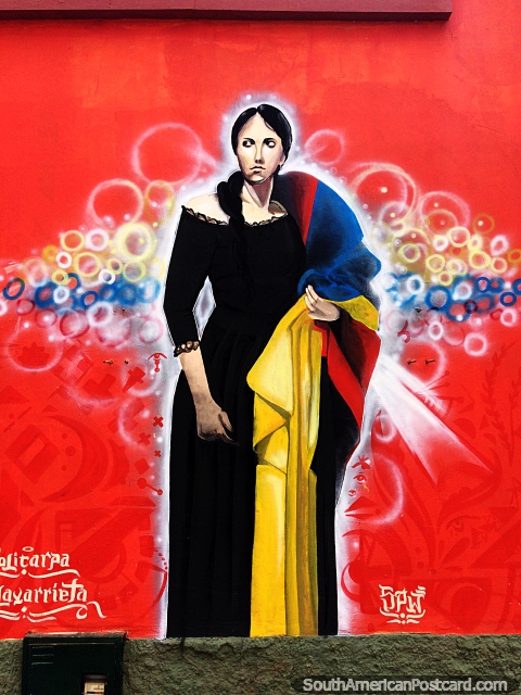 Vestida de preto, uma mulher envolta na bandeira colombiana, fundo vermelho, arte de rua em Sogamoso. (480x640px). Colômbia, América do Sul.