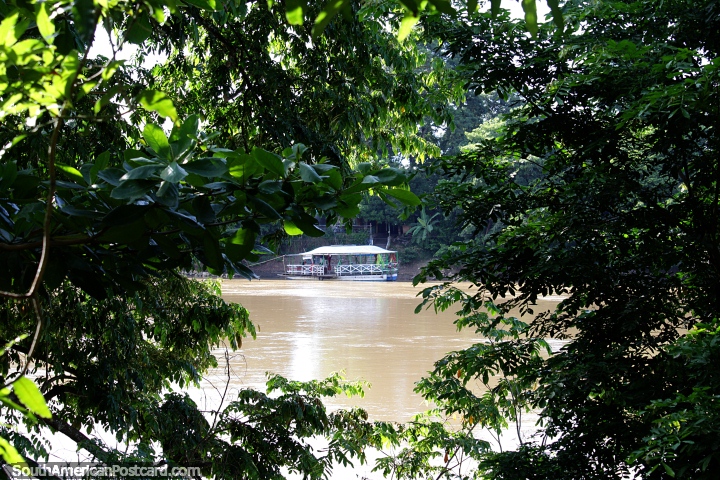 Plataforma fluvial en el ro Sin en Montera, pacfica y tranquila. (720x480px). Colombia, Sudamerica.