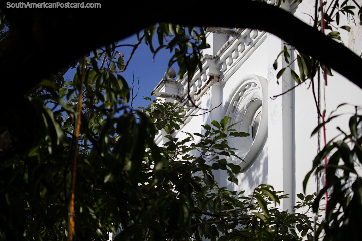 Janela redonda e fachada branca da catedral em Monteria. (720x480px). Colômbia, América do Sul.