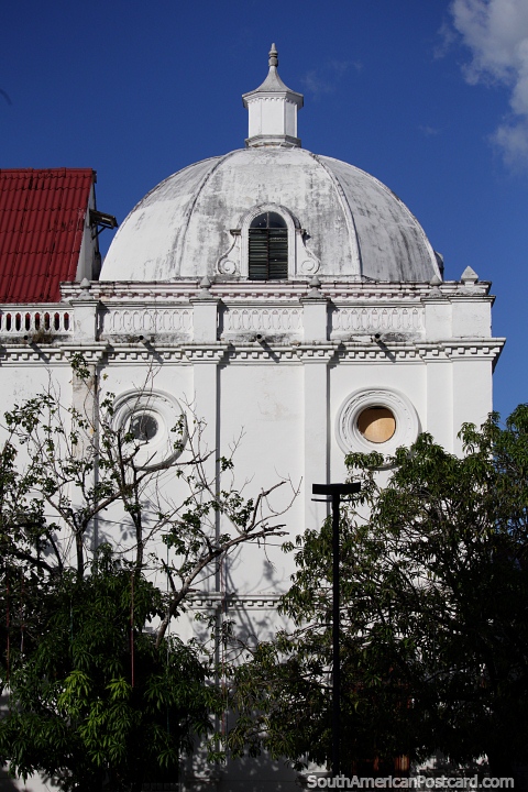Cúpula de la catedral, toda en blanco, Montería. (480x720px). Colombia, Sudamerica.