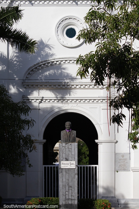 Parque fuera de la catedral con busto de bronce en Montería. (480x720px). Colombia, Sudamerica.