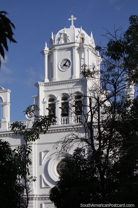 Catedral de São Jerônimo no Parque Bolívar em Monteria. (480x720px). Colômbia, América do Sul.