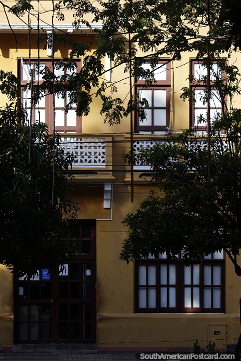 Edificio amarillo bien cuidado con balcones en el Parque Bolívar en Montería. (480x720px). Colombia, Sudamerica.