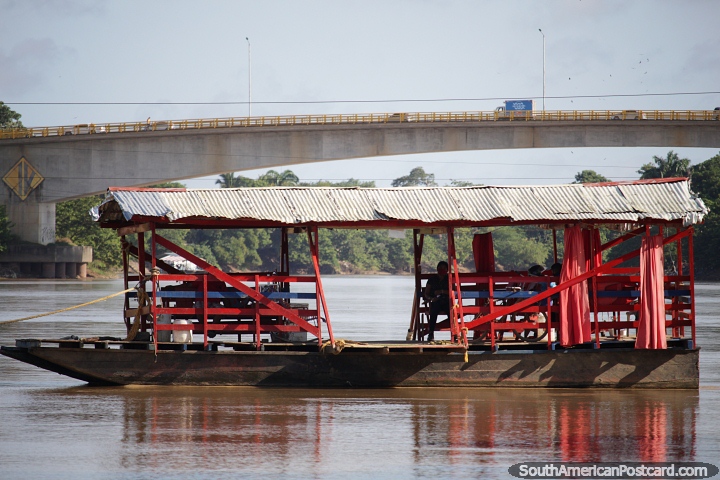 Viaje sobre a água ou sobre a ponte, a escolha é sua em Monteria. (720x480px). Colômbia, América do Sul.