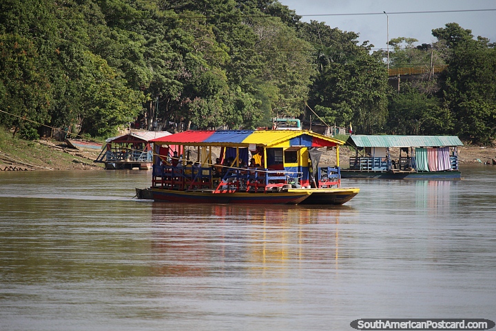 Uma visão comum e vêm em um arco-íris de cores, barcos de plataforma em Monteria. (720x480px). Colômbia, América do Sul.