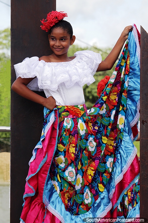 Jovem senhora com vestido tradicional, colorido e um top branco, Monteria. (480x720px). Colômbia, América do Sul.
