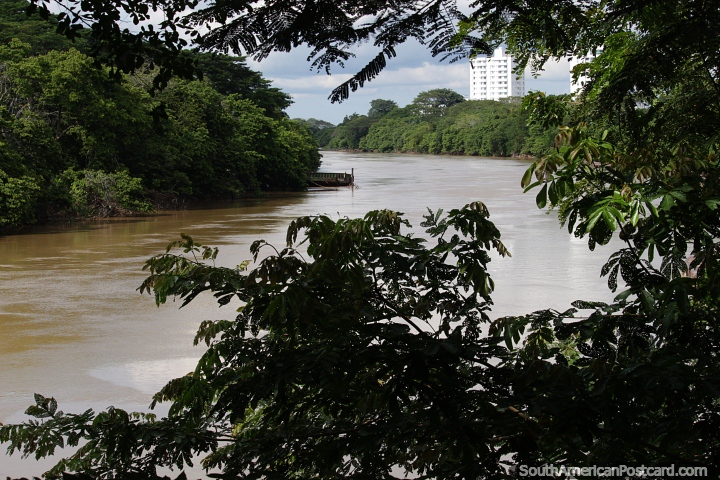 Rio Sinu em Monteria, muito sossegado e ponto alto de quem visita a cidade. (720x480px). Colômbia, América do Sul.