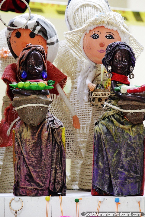 Bonecos bem vestidos, artes e ofícios em Monteria no centro de artesanato. (480x720px). Colômbia, América do Sul.
