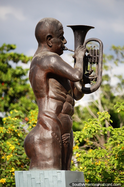 El hombre sopla un instrumento de viento, el monumento de los músicos en Montería. (480x720px). Colombia, Sudamerica.