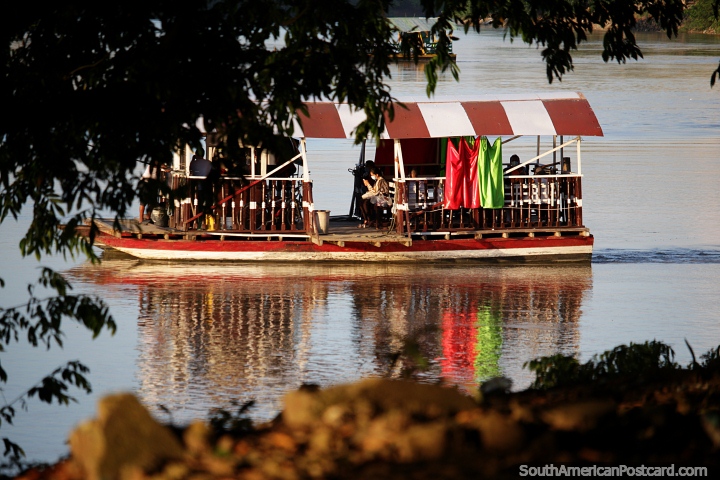 Atravessando o rio Sinu em um barco plataforma de madeira em Monteria. (720x480px). Colmbia, Amrica do Sul.