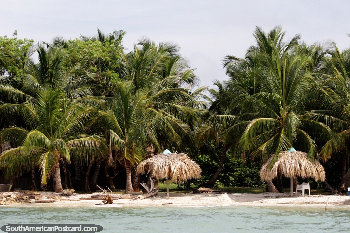 Praia com palmeiras e sombra no Golfo de Morrosquillo, Tolu. (720x480px). Colmbia, Amrica do Sul.