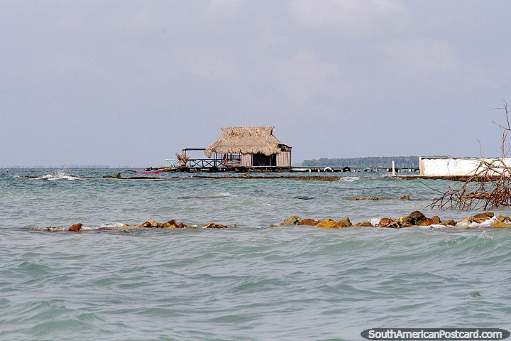 Cabana com telhado de palha em um cais nas ilhas do Golfo de Morrosquillo, Tolu. (720x480px). Colômbia, América do Sul.