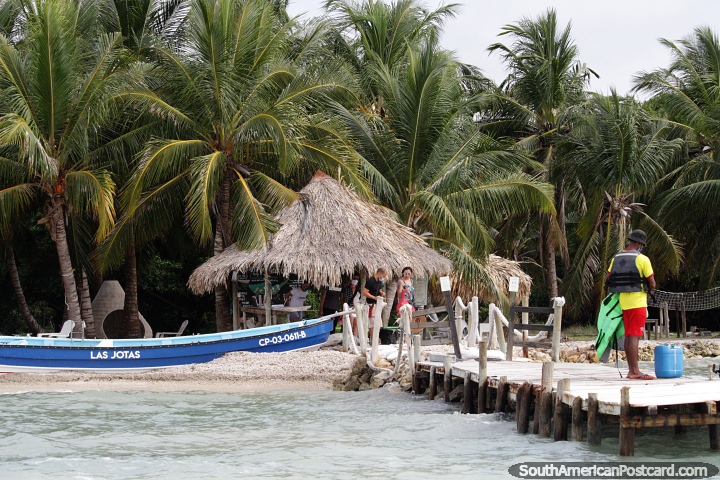 Embarcadero sale al mar desde la playa en las islas del Golfo de Morrosquillo, Tol. (720x480px). Colombia, Sudamerica.