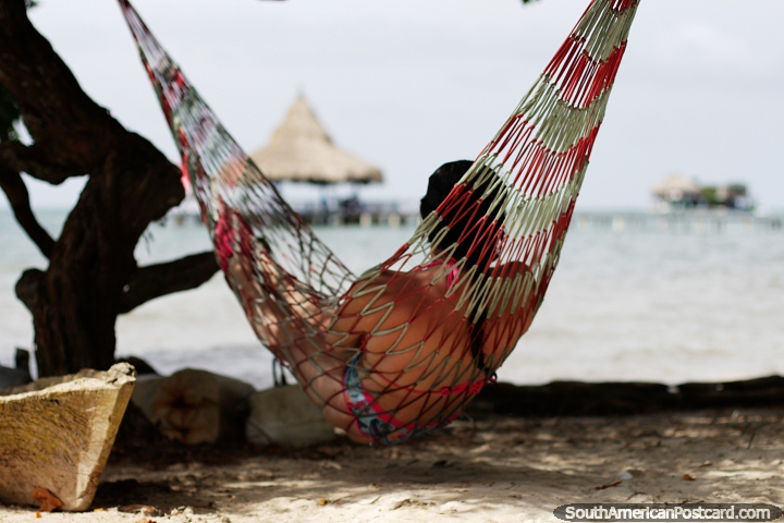 Relajarse en una hamaca es también un gran pasatiempo en la isla Tintipan, tranquila y pacífica. (720x480px). Colombia, Sudamerica.