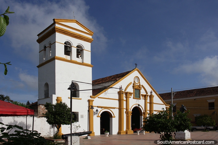 Iglesia Santo Domingo en Mompos (1545), derrumbada en 1845 y restaurada en 1855, permanece hoy. (720x480px). Colombia, Sudamerica.