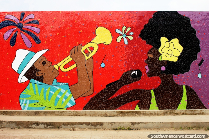 Uma mulher canta e um homem toca trompete, um lindo mural de azulejos em Mompos. (720x480px). Colômbia, América do Sul.