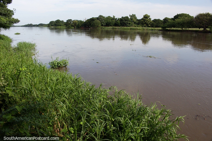 As margens verdes do rio em Mompos, águas calmas no início da manhã. (720x480px). Colômbia, América do Sul.
