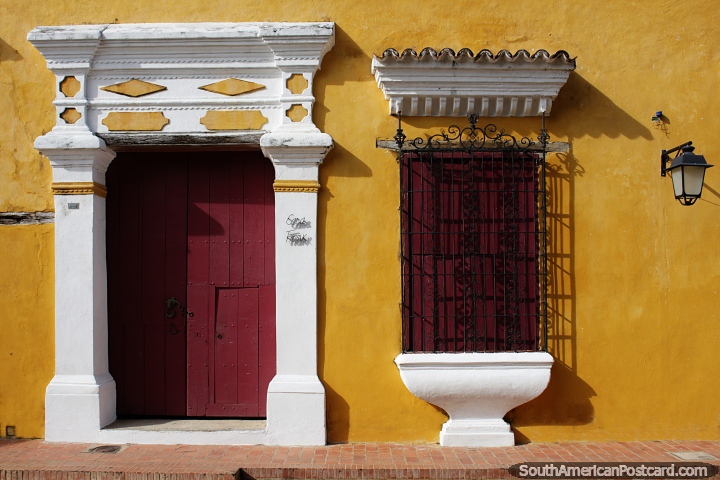 Bela fachada amarela da Casa Frank em Mompos com grande porta, janela e poste. (720x480px). Colômbia, América do Sul.