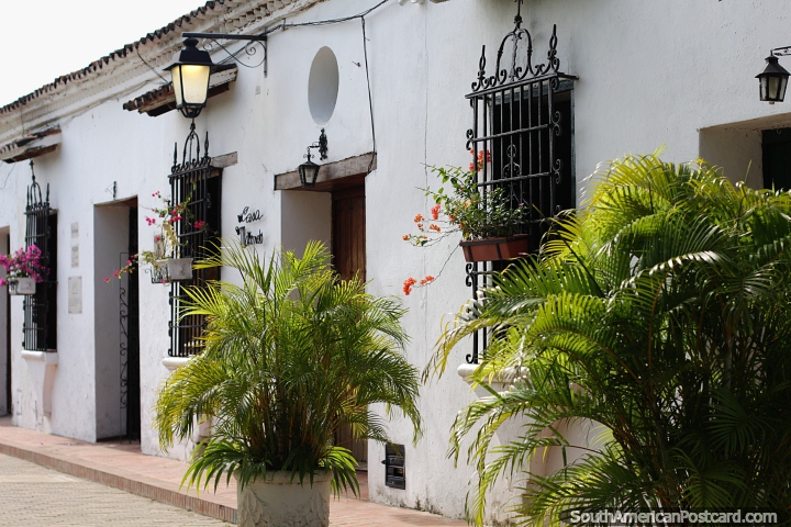As fachadas com plantas e flores fazem de Mompos um lugar especial a visitar. (720x480px). Colômbia, América do Sul.