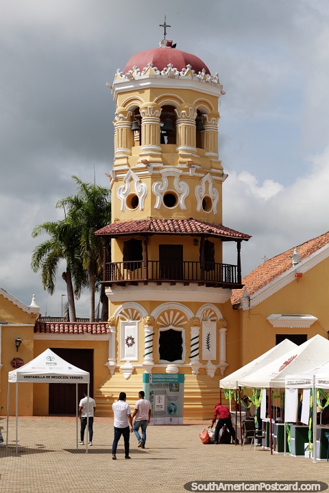 Iglesia de Santa Bárbara construida en 1733 con una columna decorada con motivos florales y leones rampantes en Mompos. (480x720px). Colombia, Sudamerica.