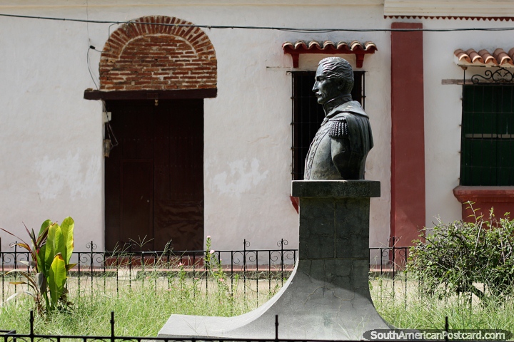Bust of an important man outside old houses near the river in Mompos. (720x480px). Colombia, South America.