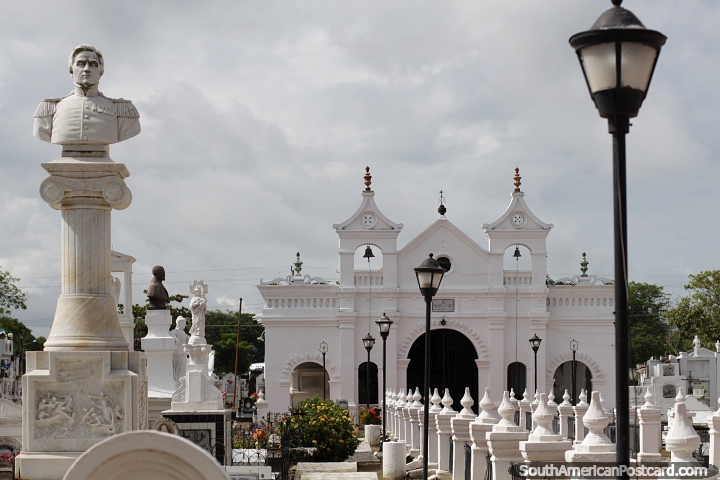 Antiguo cementerio de Mompos con iglesia blanca y monumentos a los que han pasado. (720x480px). Colombia, Sudamerica.