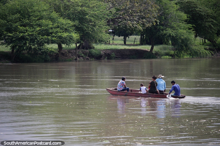 La gente toma un bote para cruzar el río en Mompos, las aguas son tranquilas y tranquilas. (720x480px). Colombia, Sudamerica.