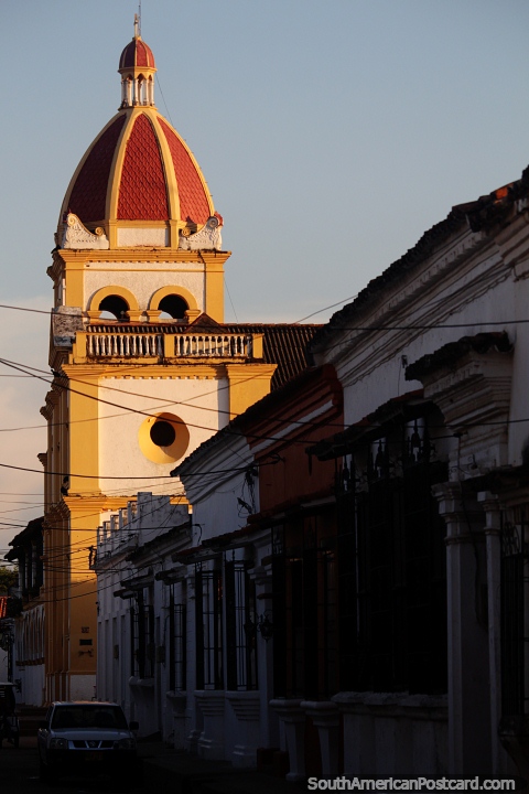 O pôr do sol em Mompos e nesta igreja amarela com cúpula vermelha brilha com uma bela luz. (480x720px). Colômbia, América do Sul.
