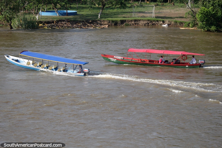 2 lanchas de pasajeros, piscina y cancha de fútbol, Río Magdalena, Neiva. (720x480px). Colombia, Sudamerica.