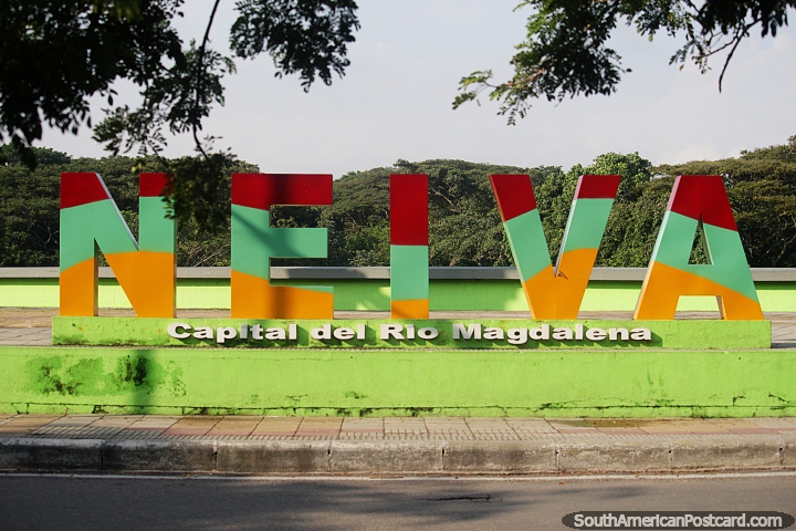 Neiva junto ao rio Magdalena, a placa com o nome da cidade em vermelho, verde e amarelo. (720x480px). Colômbia, América do Sul.