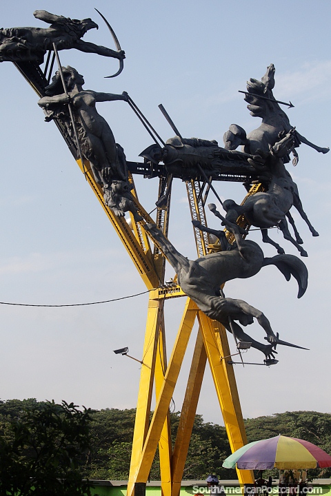 Monumento en Neiva, mitad caballo, mitad hombre, arcos y flechas, abstracto. (480x720px). Colombia, Sudamerica.