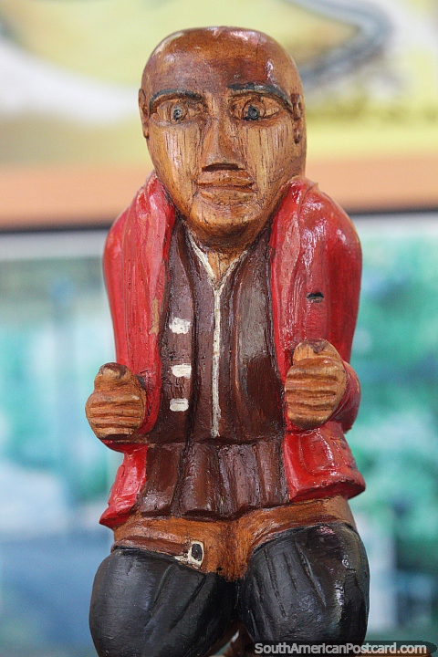 Pequena figura de madeira, homem com casaco vermelho, artesanato em um restaurante em Neiva. (480x720px). Colômbia, América do Sul.