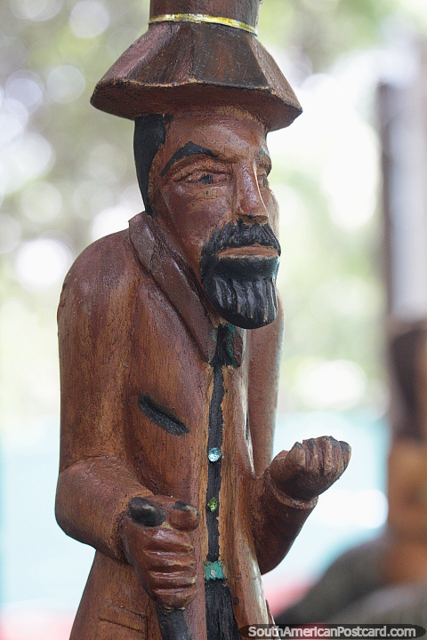 Hombre con sombrero, chaqueta y barba, artesanía de madera en Neiva. (480x720px). Colombia, Sudamerica.