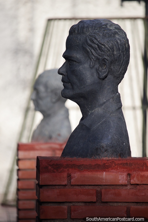 Pareja de bustos de bronce de hombres importantes de Neiva. (480x720px). Colombia, Sudamerica.