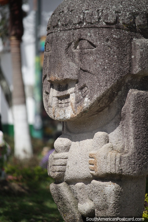 Estátua de pedra no Parque Bolivar em San Agustin, mais de 500 delas foram encontradas. (480x720px). Colômbia, América do Sul.